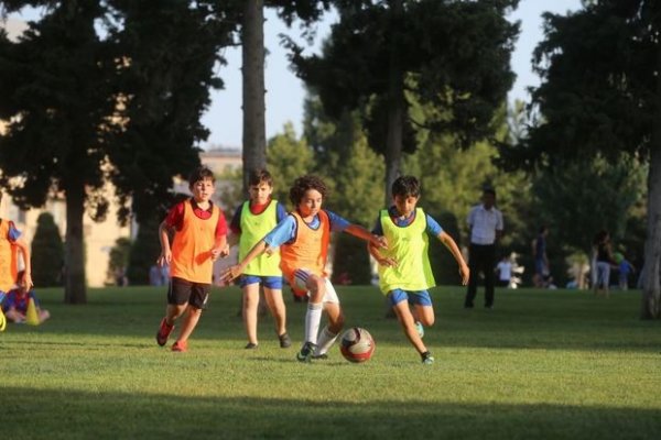 Heydər Əliyev Mərkəzinin parkında uşaqlar arasında futbol turniri oldu – FOTO