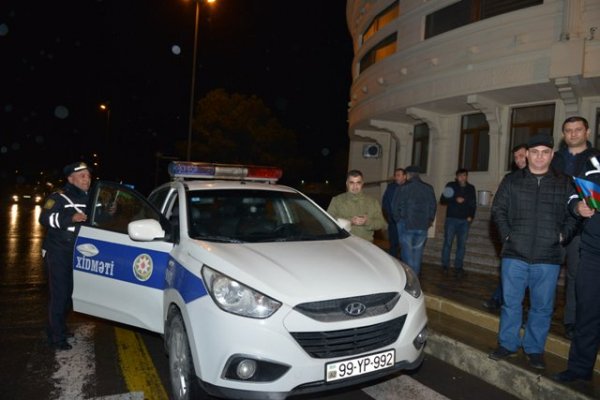 Jurnalistlərdən yol polislərinə hədiyyə - FOTOLAR