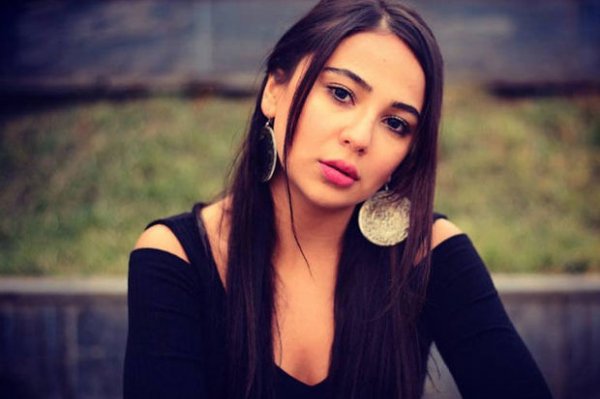 Azərbaycanlı aktrisanın qolu sındı – FOTO