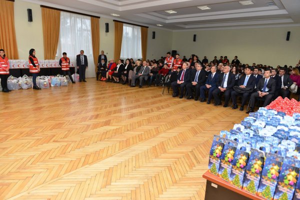 Sumqayıtda 200 uşağa qış geyimi və bayram sovqatı verildi - FOTOLAR