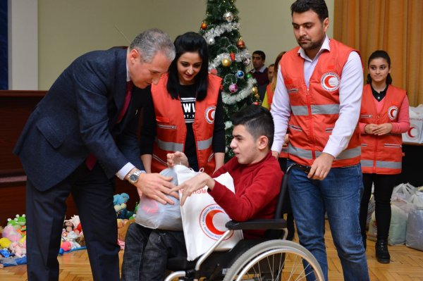 Sumqayıtda 200 uşağa qış geyimi və bayram sovqatı verildi - FOTOLAR