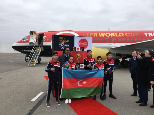 Futbol üzrə Dünya Kuboku Azərbaycana gətirildi - FOTO