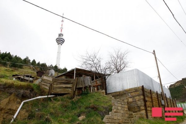 Sürüşmədən sonra Teleqüllə yaxınlığında 30 metr uzunluğunda, 12 metr dərinliyində çatlar yaranıb