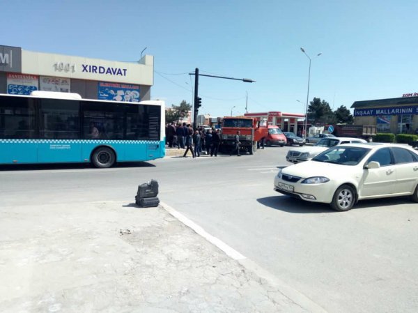 Sumqayıtda dəhşətli qəza - Minik avtomobili "Kamaz"ın altında qaldı (FOTOLAR) 