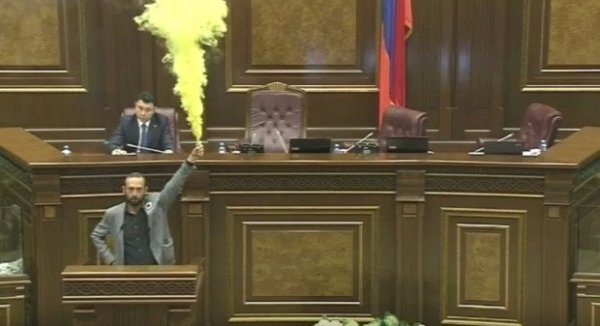 Ermənistan parlamentində qeyri-adi İNSİDENT - FOTO