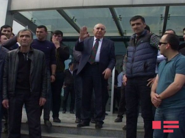 Azərbaycanda işdən çıxarılan 250 nəfər etiraz aksiyası keçirdi - 24 saat vaxt verildi - FOTOLAR