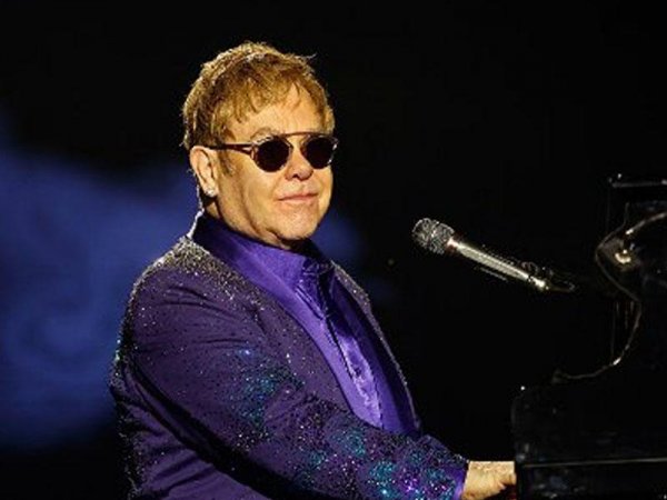 Elton Con Ermənistana gedir