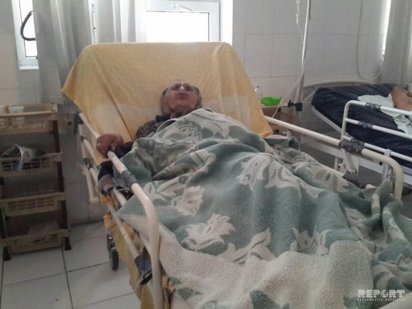Sumqayıtda 75 yaşlı nənə evinin pilləkənından yıxıldı: Reanimasiya yerləşdirildi - FOTO