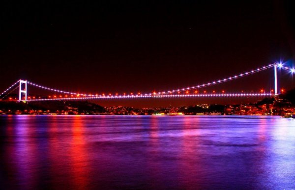 İstanbul boğazındakı körpü dövlət bayrağımızın rənglərində işıqlandırıldı 