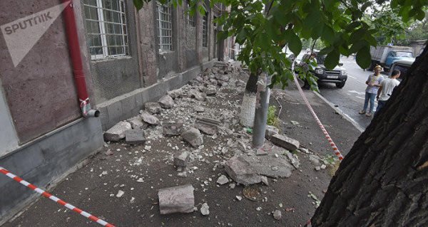 İrəvanda dövlət binasının fasadı uçdu: 1 ölü - Foto