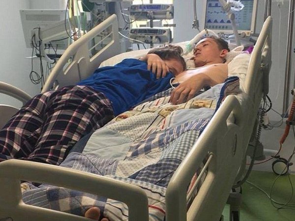 15 yaşlı qız ölüm ayağındakı sevigilisi ilə vidalaşdı - FOTO