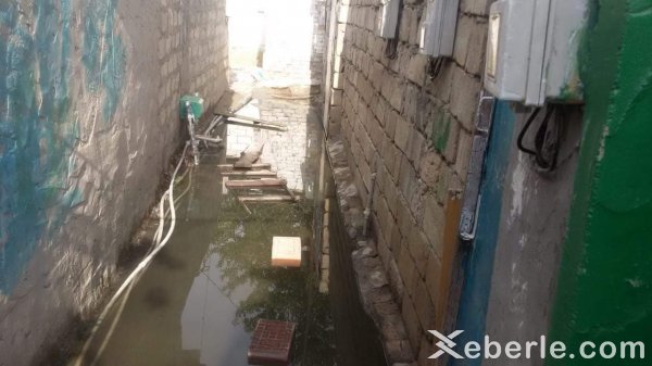 Sumqayıtda kanalizasiya borusu partladı: evləri su basdı - VİDEO