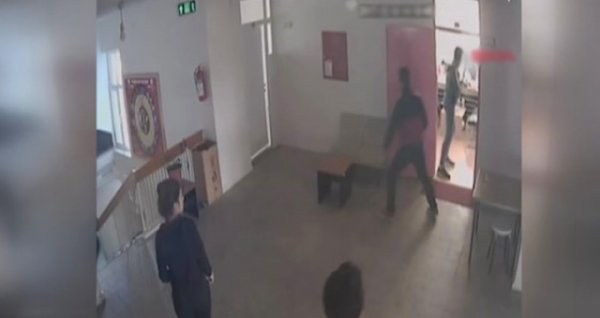 16 yaşlı şagird direktoru kabinetində öldürdü - Dəhşətli qətlin videosu