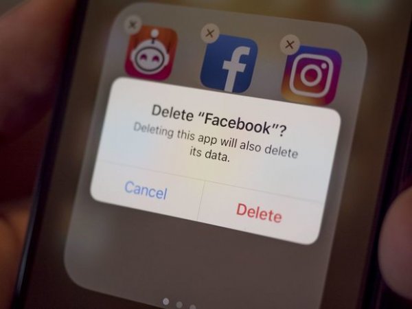 Amerikalılar kütləvi şəkildə telefonlarından “Facebook”u silir