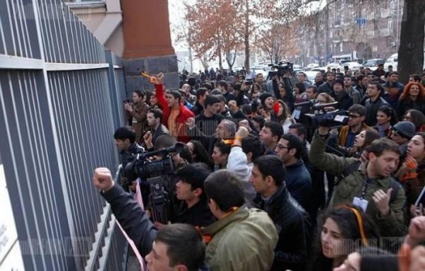 Yerevanda zabitlər etiraz aksiyası keçirdi