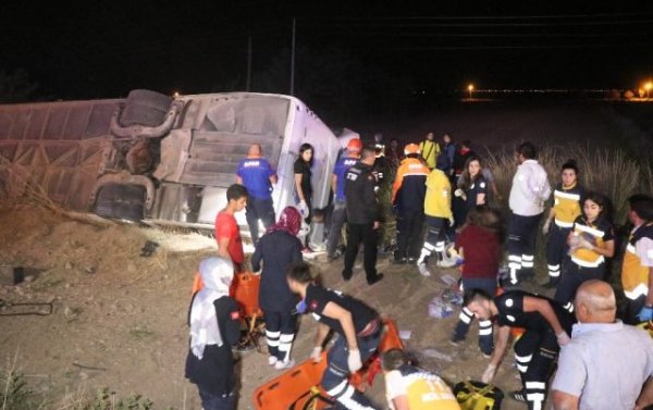 Sərnişin avtobusu aşdı: 6 ölü, 44 yaralı - Foto