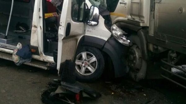 Azərbaycanda mikroavtobusla "KamAZ" TOQQUŞDU: 8 nəfər yaralandı ( VİDEO)