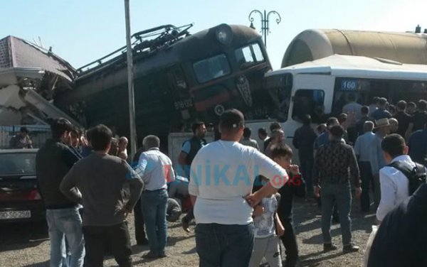 Bakıda avtobus qatarla toqquşdu - 1 ölü, 8 yaralı + Fotolar+Video+Yenilənir