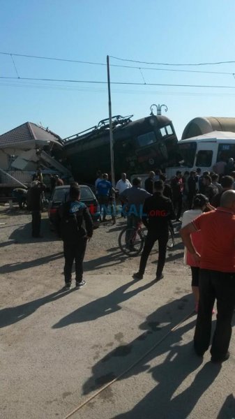 Bakıda avtobus qatarla toqquşdu - 1 ölü, 8 yaralı + Fotolar+Video+Yenilənir