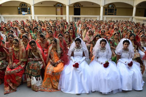 İş adamı atası olmayan 261 qızı evləndirdi - FOTOLAR