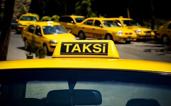 Taksi sürücüsü Azərbaycandan 5.5 milyard manat çıxarıb - ŞOK HADİSƏ