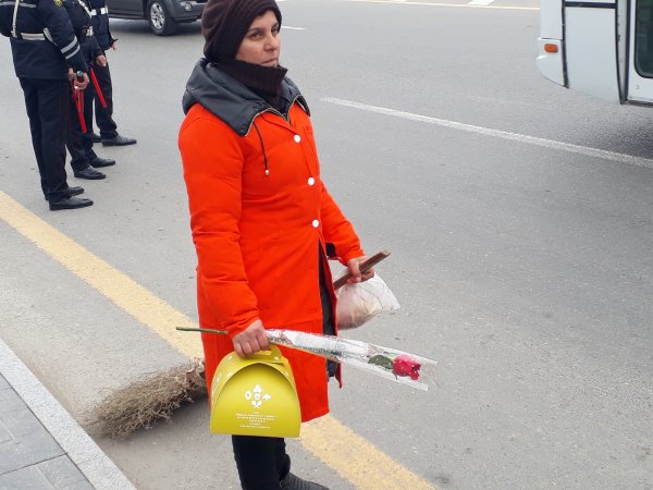 Sumqayıtda yol polisi xanımlara hədiyyələr verdi -FOTOLAR