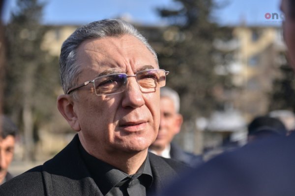 Eldar Əzizov: “Prezident Bakıda heykəllərin qoyulması barədə tapşırıq verib”