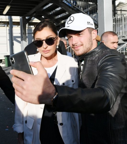 Prezident və birinci xanım Formula 1 tamaşaçıları ilə selfi çəkdirib - FOTOLAR