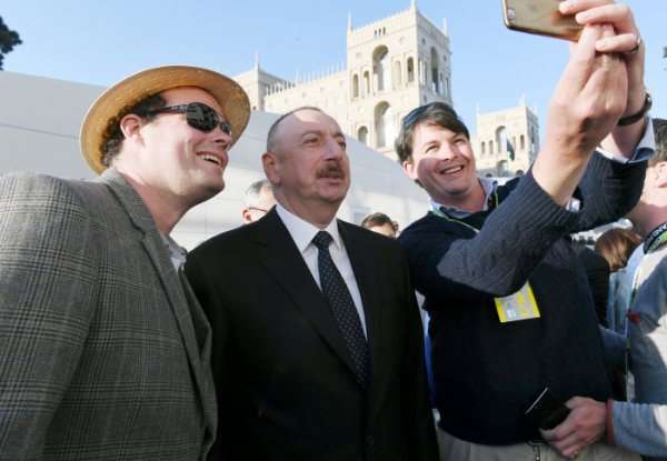 Prezident və birinci xanım Formula 1 tamaşaçıları ilə selfi çəkdirib - FOTOLAR