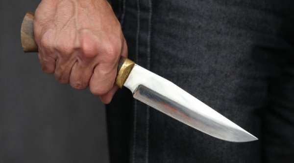 Sumqayıtda kişi ticarət mərkəzində arvadını və özünü bıçaqladı - VİDEO