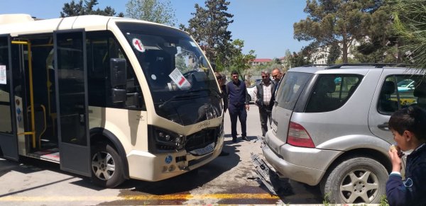 Sumqayıtda marşrut avtobusu qəzaya uğradı: xəsarət alanlar var - VİDEO (FOTO)