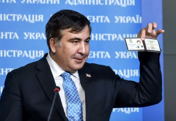 Ukrayna pasportu Saakaşviliyə qaytarıldı - FOTO
