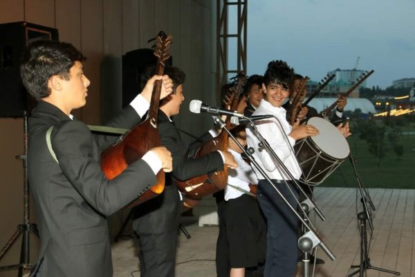 Sumqayıt bulvarında uşaq incəsənət məktəbinin konserti keçirilib -FOTOLAR