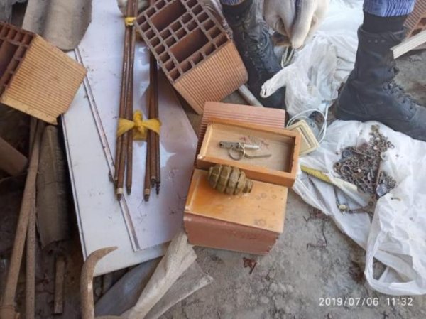 Sumqayıtda yaşayış binasının damında qumbara və partlayıcı tapıldı - FOTO