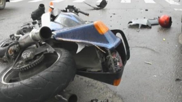 Sumqayıtda motosiklet minik avtomobili ilə toqquşdu: yaralı var