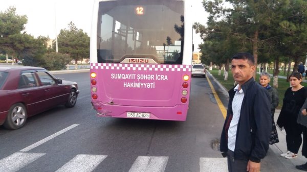 Sumqayıtda piyadaya yol vermək istədi, avtobusa çırpıldı -FOTO