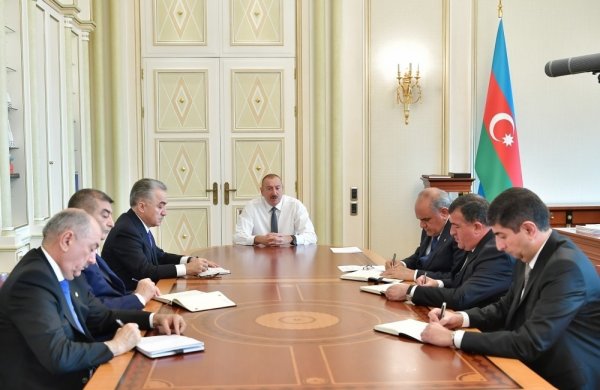 lham Əliyev yeni təyin olunan icra başçılarını qəbul etdi - FOTO