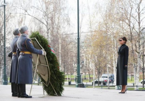 Mehriban Əliyeva Moskvada naməlum əsgərin məzarını ziyarət edib