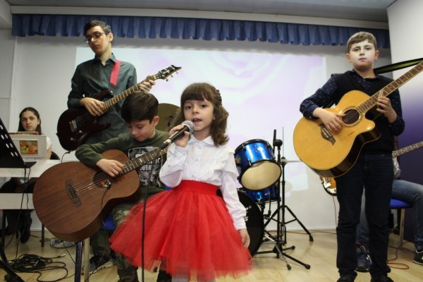 Sumqayıtın “Səmt” estrada kollektivi Rusiya Mədəniyyət və İnformasiya Mərkəzində konsert proqramı ilə çıxış edib - FOTOLAR