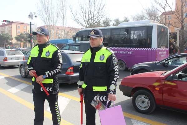 Sumqayıt yol polisi qadınları belə təbrik etdi - FOTOLAR