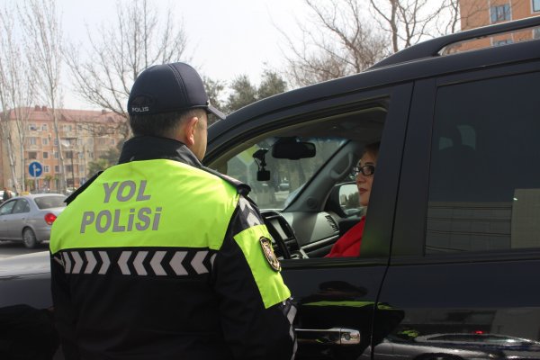 Sumqayıt yol polisi qadınları belə təbrik etdi - FOTOLAR