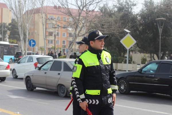 Sumqayıt yol polisi qadınları belə təbrik etdi - FOTOLAR