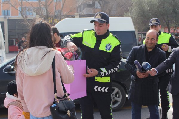 Sumqayıt yol polisi qadınları belə təbrik etdi - FOTOLAR