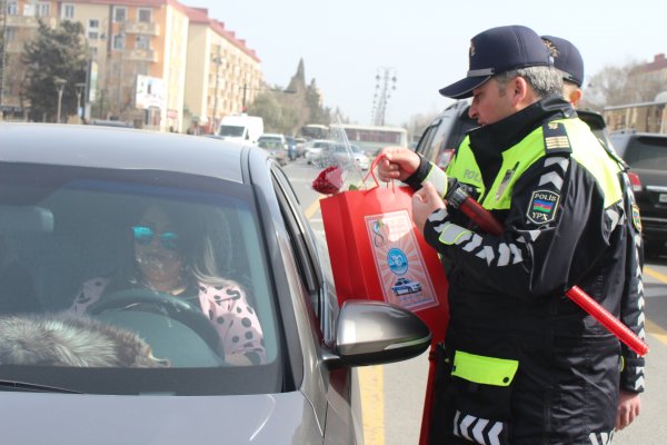 Sumqayıt yol polisi qadınları belə təbrik etdi - FOTOLAR