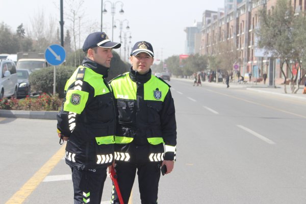 Sumqayıt yol polisi qadınları belə təbrik etdi - FOTOLAR