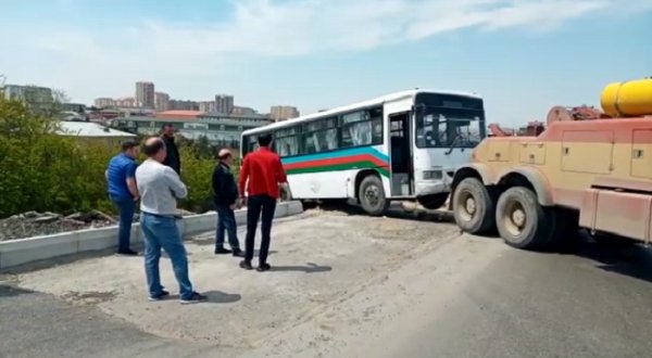Bakı-Sumqayıt yolunda sərnişin avtobusu aşıb