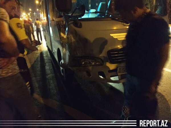Sumqayıtda mikroavtobus sürücüsü qəza törədərək qaçdı - FOTOLAR