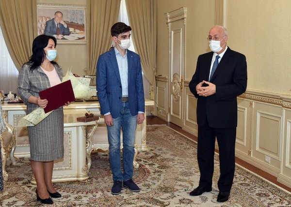 Zakir Fərəcov yüksək bal toplayan abituriyentlə görüşdü – FOTO