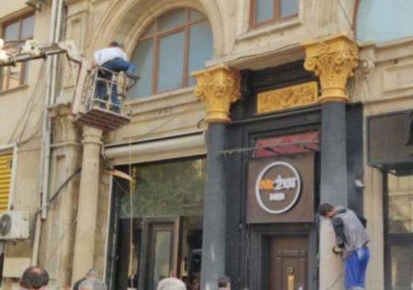 Bakıda tarixi binanın fasadını boyayanlar cəzalandırıldı