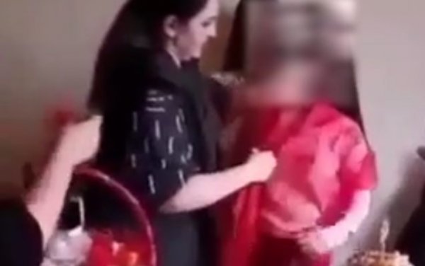 Gürcüstanda 11 yaşlı azərbaycanlı qızı nişanladılar - Video